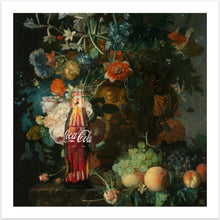 Coca-Cola - Super realisme med et stærkt surrealistisk twist. På dette iøjnefaldende og blidt farveafstemte stilleben møder en historisk og ældgammel samt pokkers smuk blomsteropsats med tilhørende frugter den moderne Coca-Cola, altså i form af en smuk ikonisk glasflaske fremfor en kedelig i plast. Der må jo trods alt også være en grænse - fra online galleriet Helt Sort Galleri