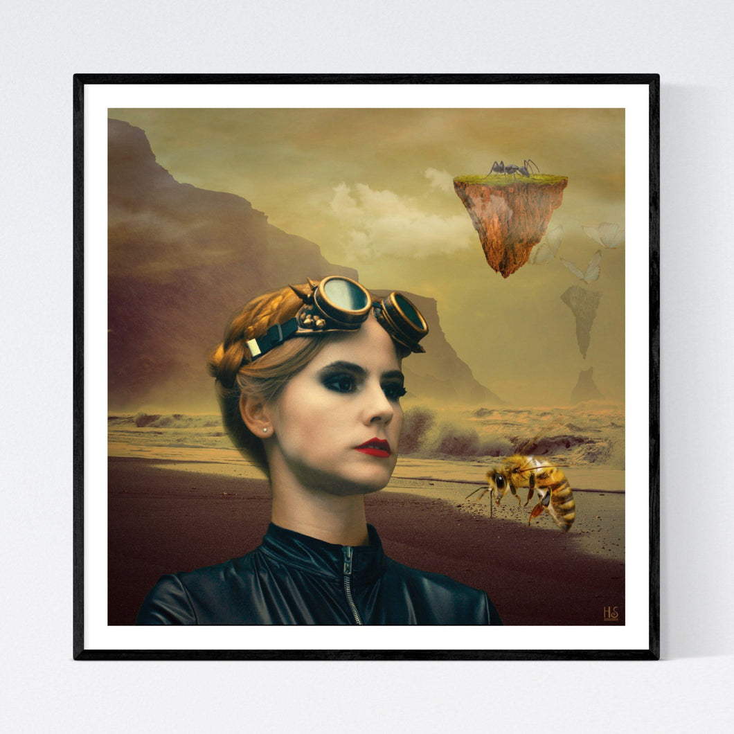 Lilly's Loneliness - surrealistisk kunst, der i forgrunden viser en smuk kvinde i lædertøj og med motorlignende briller i panden og med rød læbestift. Baggrunden er en bjergscene ved havet og bag hende står en kæmpebi og på himmelen svæver en ø med en kæmpemyre på og bag denne, langt ude i horisonten endnu en med flyvende sommerfugle over - af surrealist og billedkunstner Hugo Sax