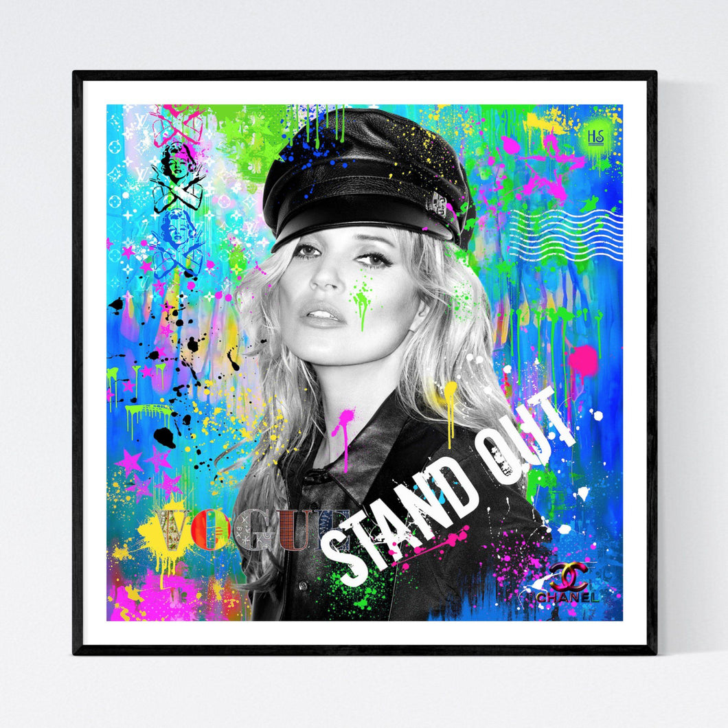 Stand Out - moderne pop art kunst, der viser et sort/hvidt poprtræt af den ikoniske supermodel Kate Moss. Hun er iført sort læderjakke og -kasket. Baggrunden er meget abstrakt og nærmest action-præget med farvestrålende malingklatter - af billedkunstner og pop artist Helt Sort