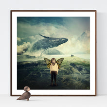 Boy with Wings - moderne surrealistisk kunst, der viser en dreng med sommerfuglevinger, stående i klippelandskab med vand hvorfra en stor hval springer op gennem overfladen af billekunstner og surrealist Hugo Sax