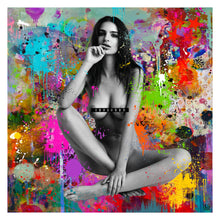 Censored - moderne pop art kunst, der viser modellen og skuespilleren Emily Ratajkowski siddende nøgen i sort/hvid. Hun sidder med fronten til og brystvorterne er dækket af en sort bjælke med teksten CENSORED. På hende er malerstænk og baggrunden er meget farvestrålende abstrakt med løbende maling og hidsige penselsstrøg - fra online galleriet Helt Sort Galleri