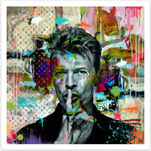David Bowie - farveglad pop art kunst, der viser superstjernen David Bowie i sort/hvid på meget kulørfyldt abstrakt baggrund, hvor der også indgår et louis vuitton mønster - fra online galleriet Helt Sort Galleri