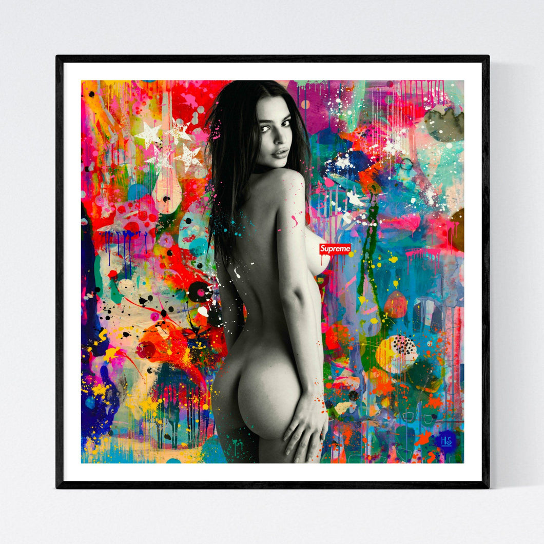 Emily Ratajkowski - moderne pop art kunst, der viser modellen og skuespilleren stående nøgen i sort/hvid. Hun står med siden til og brystvorten er dækket af et rødt Supreme logo. På hende er malerstænk og baggrunden er meget farvestrålende abstrakt med løbende maling og hidsige penselsstrøg - af billedkunstner og pop artist Helt Sort