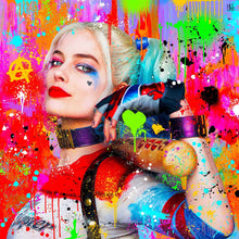 Good Night - moderne pop art kunst, der viser et portræt af Harley Quinn med sit bat med teksten Good Night. Billedet er meget farvestrålende og nærmest med abstrakte omgivelser fyldt med farver som løber og malerklatter - fra online galleriet Helt Sort Galleri