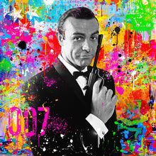 James Bond - original og iøjnefaldende pop art kunst, der viser et sort/hvidt portræt af den ikoniske filmstjerne Sean Connery iført smoking og holdende på sin pistol på en meget farvefyldt abstrakt baggrund med masser af malerklatter og -stænk - fra online galleriet Helt Sort Galleri