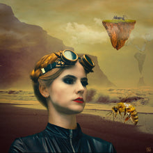 Lilly's Loneliness - surrealistisk kunst, der i forgrunden viser en smuk kvinde i lædertøj og med motorlignende briller i panden og med rød læbestift. Baggrunden er en bjergscene ved havet og bag hende står en kæmpebi og på himmelen svæver en ø med en kæmpemyre på og bag denne, langt ude i horisonten endnu en med flyvende sommerfugle over - fra online galleriet Helt Sort Galleri