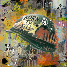 Lunch Time - moderne pop art kunst, der viser den berømte "Born to Kill" militærhjelm med peace-tegn og patroner. Baggrunden er meget abstrakt og indeholder blandt andet Banksy graffiti der viser Mickey Mouse og klovnen fra MacDonald, som holder den lille nøgne "napalm-pige" fra Vietnam i hånden og en stenaldermand stående med en bakke med fastfood - fra online galleriet Helt Sort Galleri
