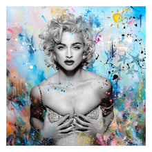 Madonna - moderne pop art kunst, der viser den ikoniiske sangerinde og popstjerne i nedringet diamant besat kjole, støttende sine bryster. Portrætet er i sort/hvidt bortset fra øjnene, der er blå. Baggrunden er nærmes abstrakt og action-præget med malerstænk og -klatter - fra online galleriet Helt Sort Galleri
