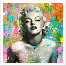 Marilyn Monroe - moderne pop art kunst, der viser den ikoniske skuespiller Marilyn Monroe uden tøj på. Om halsen bærer hun en lædersnor med et stort diamantlignende smykke. På hende og i baggrunden er der abstakte malerstænk og -klatter i mange farver - fra online galleriet Helt Sort Galleri