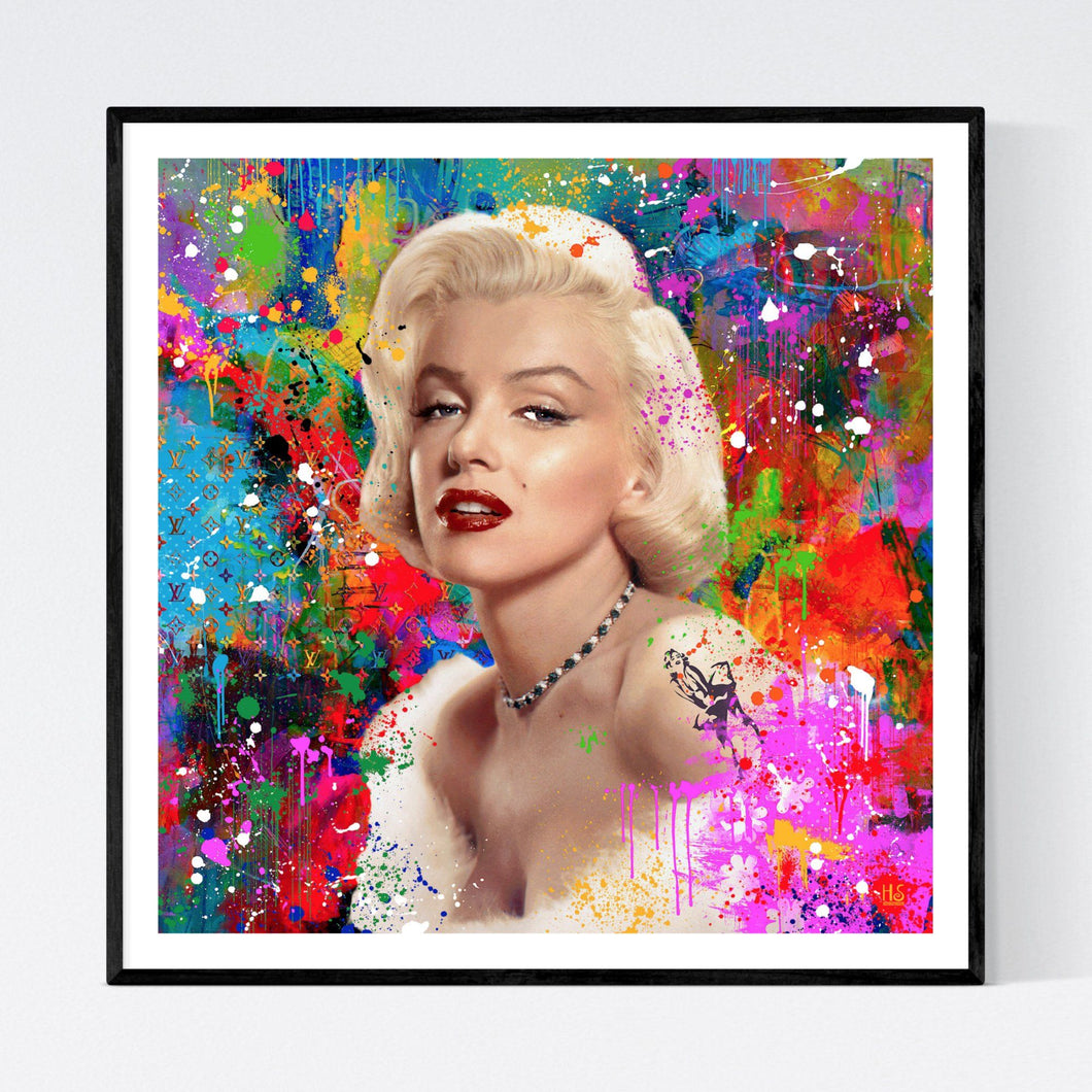 Monroe with Tattoo - original og iøjnefaldende pop art kunst, der viser et portræt af Marilyn Monroe med en tatovering af hende selv på den ene skulder og på en meget farvefyldt abstrakt baggrund med masser af malerklatter og -stænk - af billedkunstner og pop artist Helt Sort