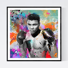 Muhammad Ali - moderne pop art kunst, der viser den ikoniske boksestjerne i bar overkrop og med boksehandskerne på. Portrætet er i sort/hvidt. Baggrunden er nærmest abstrakt og action-præget med malerstænk og -klatter - af billedkunstner og pop artist Helt Sort