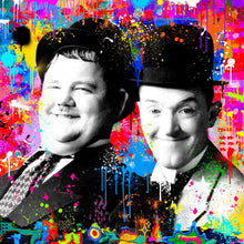 Stan and Ollie - moderne pop art kunst med et sort/hvid portræt af Gøg og Gokke på en meget abstrakt farvefyldt baggrund, hvor malingen løber på og bag portrættet - fra online galleriet Helt Sort Galleri
