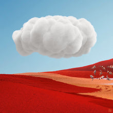 The Cloud - moderne surrealistisk kunst, der viser et meget rødt bakket landskab, hvor en lille flok eksotiske og rødstribede fisk boltrer sig i luften. Over dem, på en meget klar og blå himmel, er der en meget kompakt stor hvid sky - fra online galleriet Helt Sort Galleri