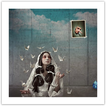The Concrete Room - original surrealistisk kunst, der viser en kvinde iklædt hvidt, som er omgivet af papirfoldede fugle. Hun sidder i et betonrum og på væggen bag hende er der opklæbet et billede, som viser en hængende maske med lang næse - fra online galleriet Helt Sort Galleri