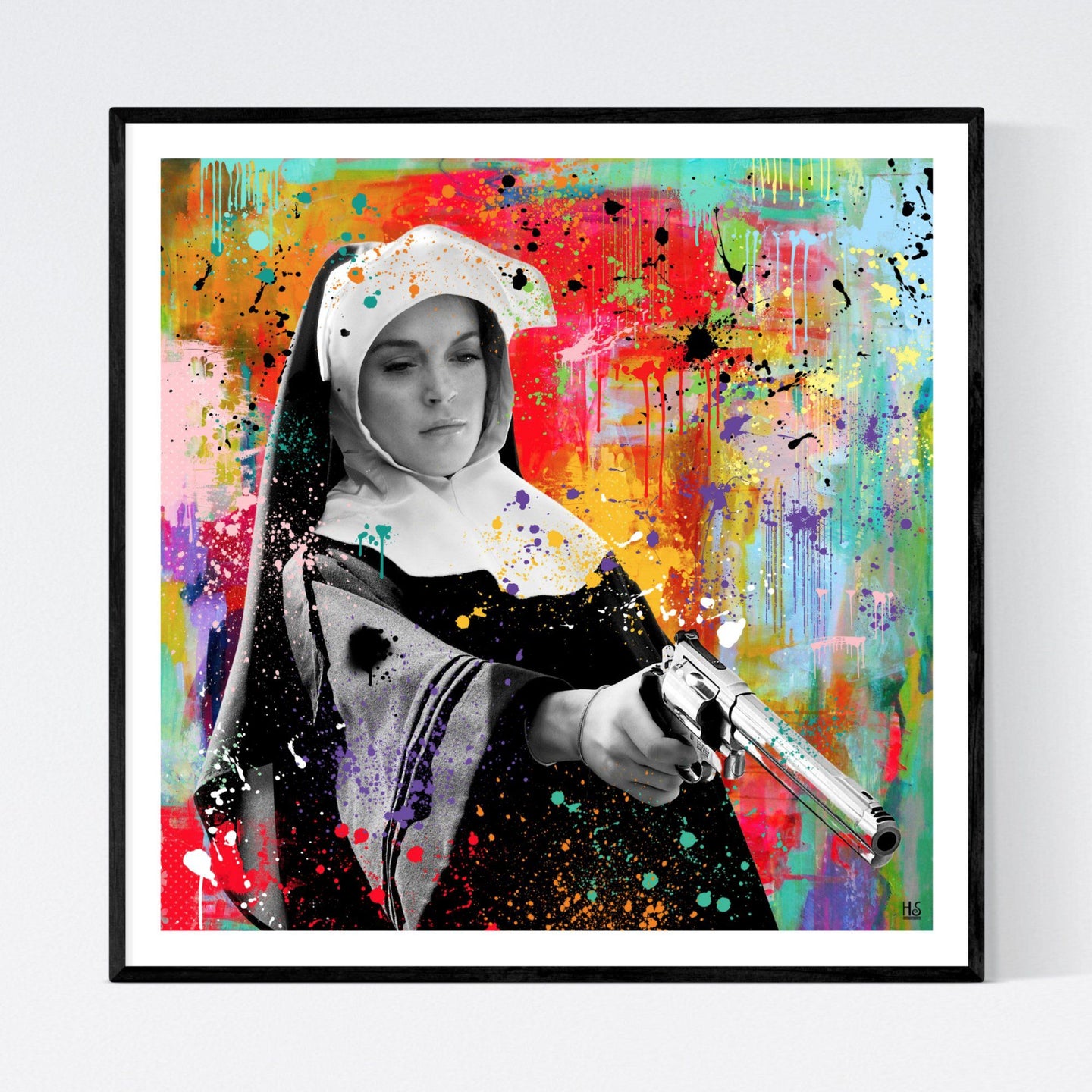 April Booth - original pop art kunst, der viser Lindsay Lohan som nonne i kultfilmen Machete. Hun er i sort)hvid og står med en stor revolver i hånden. Baggrunden er nærmest abstrakt og meget farverig, ligesom der er mange malerstænk og -klatter - af billedkunstner og pop artist Helt Sort