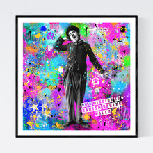 Banish Boring Walls - spektakulær pop art kunst, der viser Charlie Chaplin s/h i fuld figur. Han gaber og står med sin kendte stok. Baggrunden er nærmest en farveeksplosion af malerklatter og malingstænk - af billedkunstner og pop artist Helt Sort