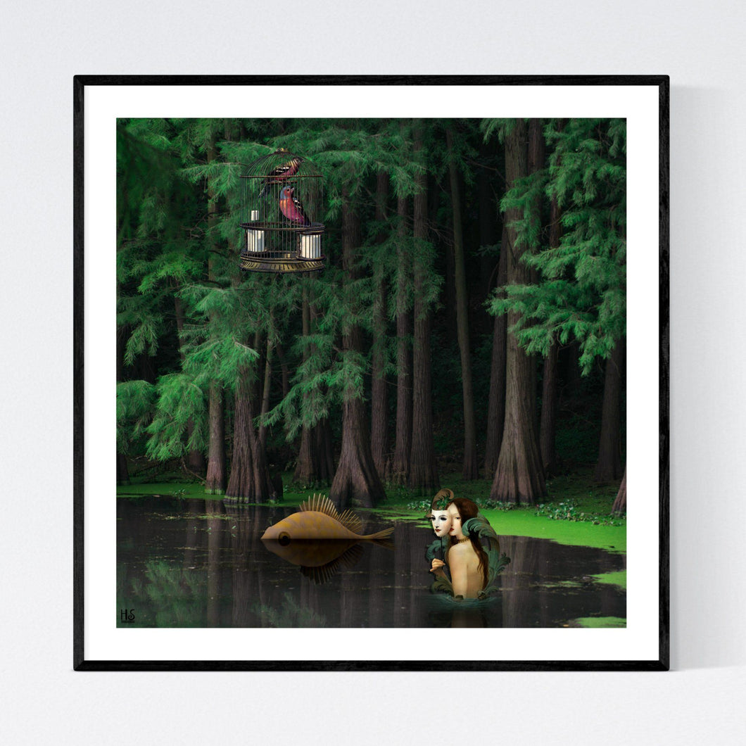 Between Days - surrealistisk kunst, som viser en skovsø hvori, der er en kvinde som holder en maske og man ser ryggen af en stor fisk samt et svævende bur med to fugle - af billedkunstner og surrealist Hugo Sax 