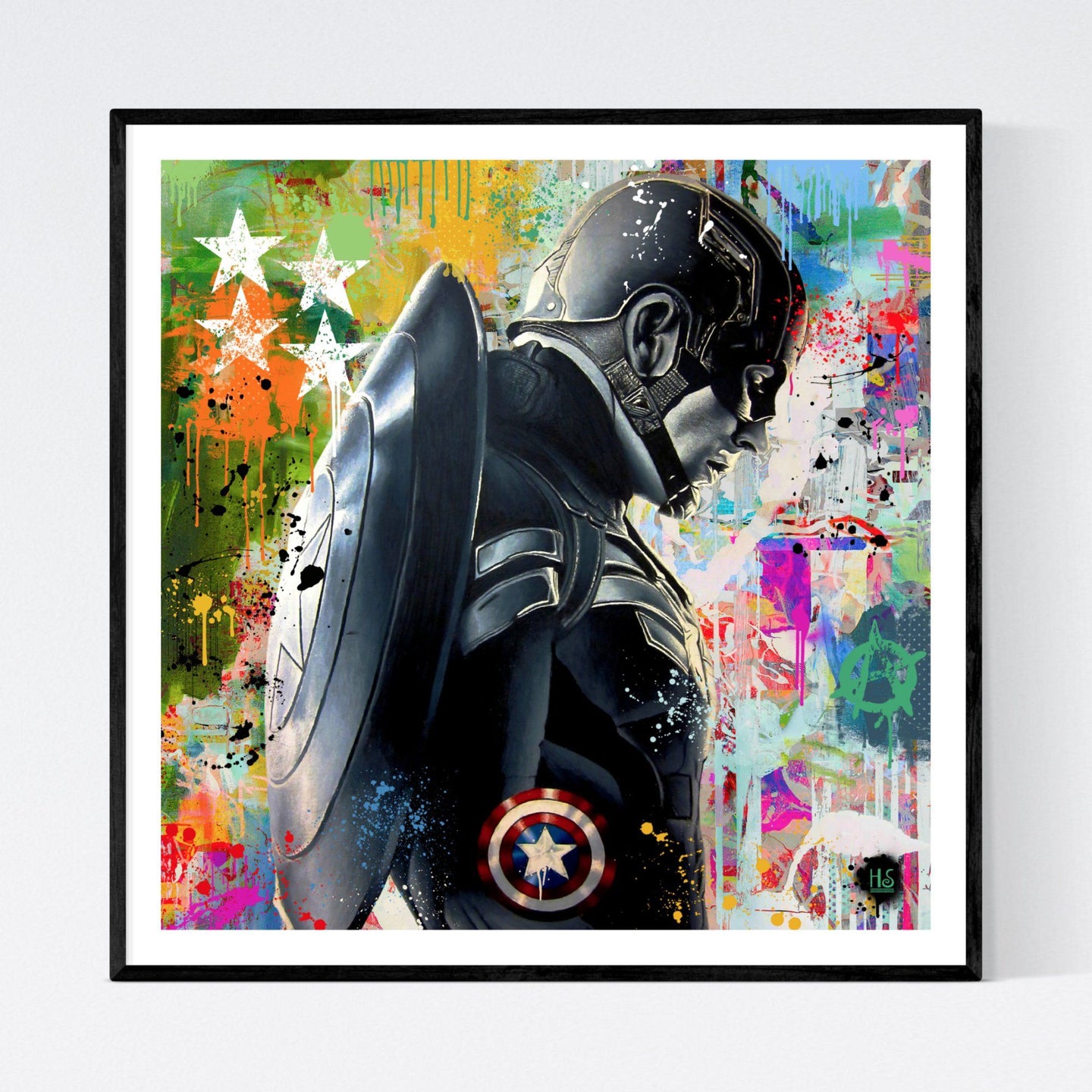 Final Countdown - moderne pop art kunst, der viser et portræt af superhelten Captain America, der ses fra siden med sit skjold på ryggen. Han står ligesom afventende på en meget kulørfyldt abstrakt baggrund fyldt med malerklatter og -stænk - af pop artist og billedkunstner Helt Sort