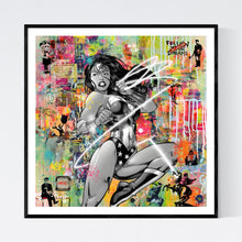 Carpe Diem - iøjnefaldende pop art kunst, der viser Wonder Woman i sort/hvid på en stærkt farvespækket abstrakt baggrund med et twist af street art, hvorpå der også er graffiti af Banksy - af billedkunstner og pop artist Helt Sort