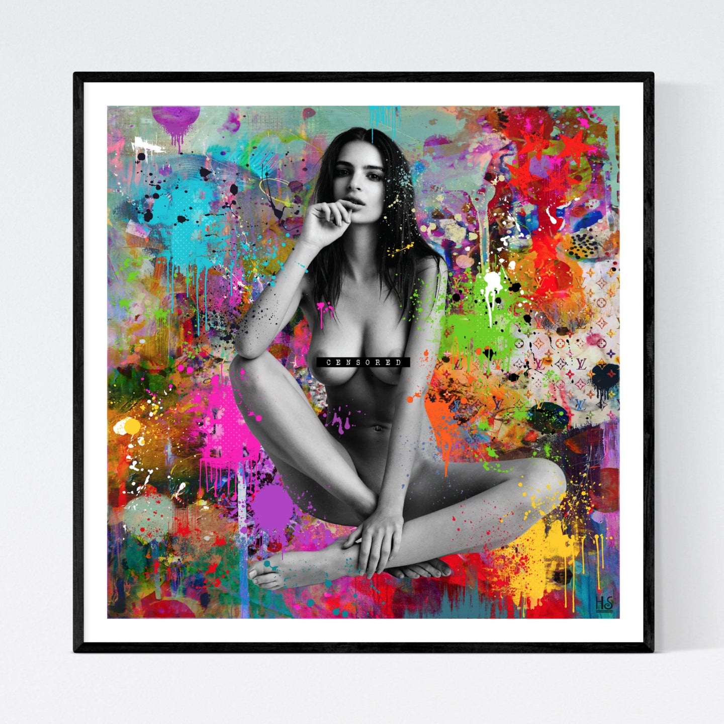 Censored - moderne pop art kunst, der viser modellen og skuespilleren Emily Ratajkowski siddende nøgen i sort/hvid. Hun sidder med fronten til og brystvorterne er dækket af en sort bjælke med teksten CENSORED. På hende er malerstænk og baggrunden er meget farvestrålende abstrakt med løbende maling og hidsige penselsstrøg - af billedkunstner og pop artist Helt Sort