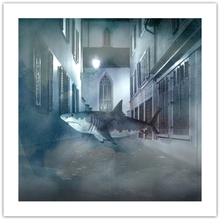 Night Shark - original surrealistisk kunst, der viser en gyde i gammel bydel. Gyden er helt tom bortset fra en svævende hvidhaj - fra online galleriet Helt Sort Galleri