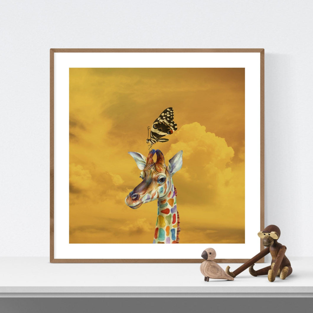 Giraffe and Butterfly - original surrealistisk kunstværk, der viser det øverste af en giraf med pletter i forskellige farver og med en kæmpe sommerfugl siddende på dens ene horn - af billedkunstner og surrealist Hugo Sax