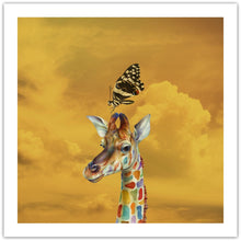 Giraffe and Butterfly - original surrealistisk kunstværk, der viser det øverste af en giraf med pletter i forskellige farver og med en kæmpe sommerfugl siddende på dens ene horn - fra online galleriet Helt Sort Galleri