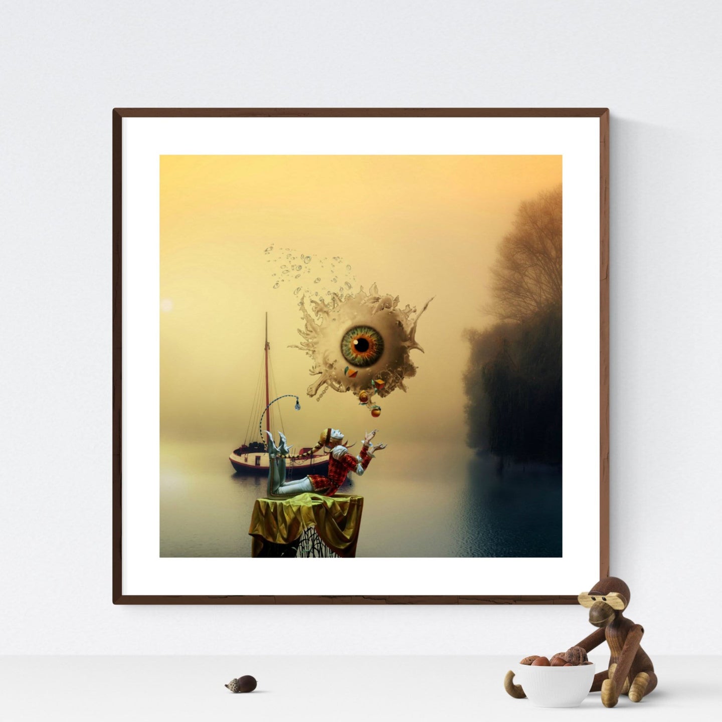 Pierrot the Juggler - original surrealistisk kunst, der viser en liggende junglør, der juglerer foran et størt svævende øje, som flyder ud. I baggrunden anes en gammel båd i vandet - af billedkunstner og surrealist Hugo Sax