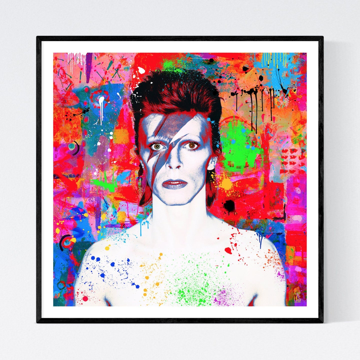 Ziggy - original og moderne pop art kunst, der viser et portræt af David Bowie a la Ziggy Stardust med den berømte zigzag bemaling i hovedet. Portrættet er på en meget kulørfyldt abstrakt baggund og er fyldt med malerklatter samt - stænk - af billedkunstner og pop artist Helt Sort