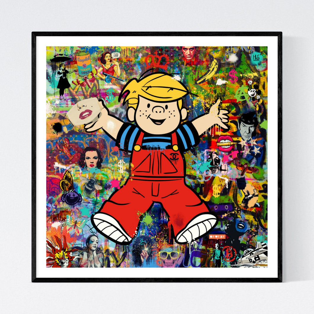 Dennis the Menace - iøjnefaldende pop art kunst, der viser Jern Henrik holdende en Corona maske med Marilyn Monroes næse og mund på. Den farvefyldte baggrund er meget street art inspireret og abstrakt i sit udtryk med blandt andet Banksy graffiti og andre ikoniske illustrationer på, herunder fra Andy Warhol og Roy Lichtenstein - af billedkunstner og pop artist Helt Sort