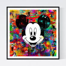 Hang in There - original pop art kunst, der viser et stort sort/hvid storsmilende Mickey Mouse hoved på en meget farvefyldt abstrakt baggrund, som er fyldt med Banksy graffiti - af billedkunstner og pop artist Helt Sort