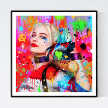 Good Night - moderne pop art kunst, der viser et portræt af Harley Quinn med sit bat med teksten Good Night. Billedet er meget farvestrålende og nærmest med abstrakte omgivelser fyldt med farver som løber og malerklatter - af pop artist og billedkunstner Helt Sort