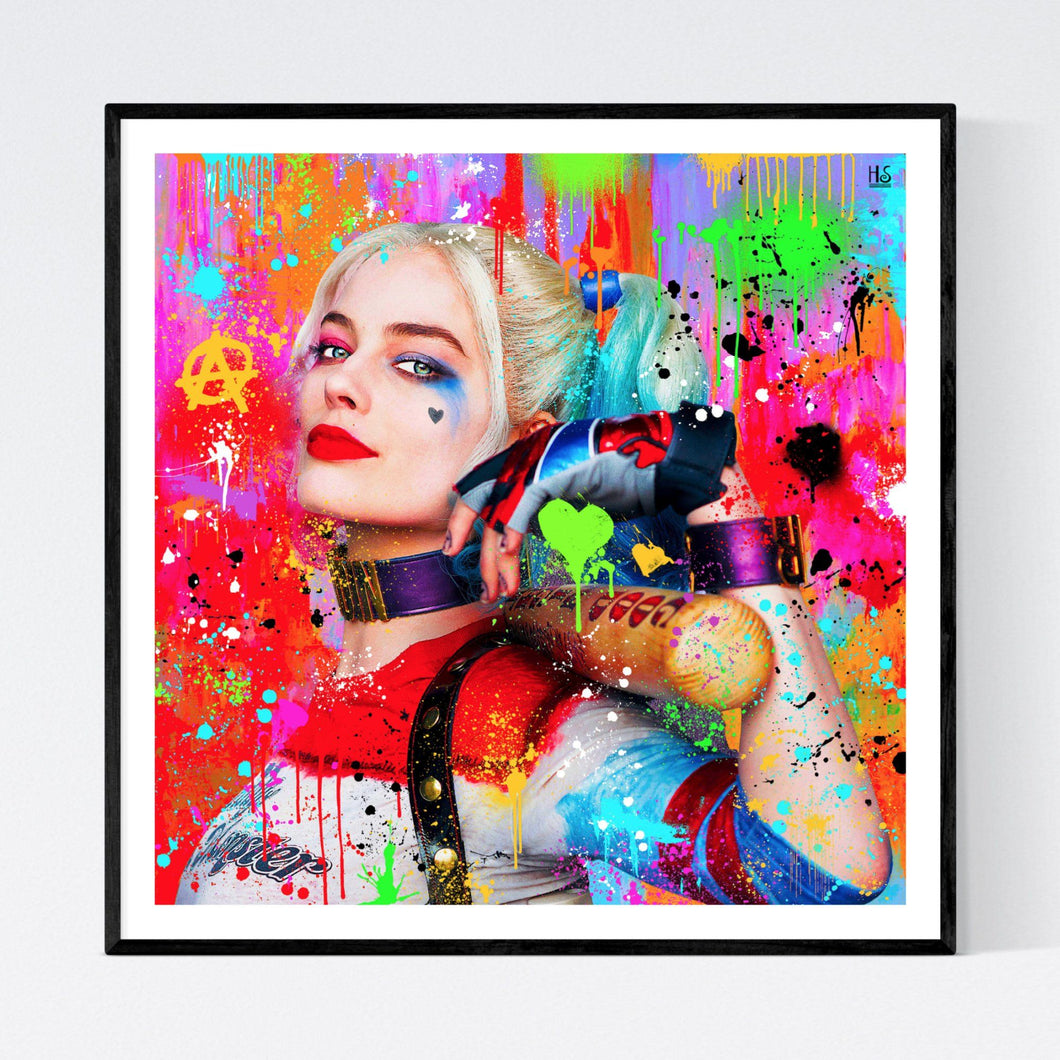 Good Night - moderne pop art kunst, der viser et portræt af Harley Quinn med sit bat med teksten Good Night. Billedet er meget farvestrålende og nærmest med abstrakte omgivelser fyldt med farver som løber og malerklatter - af pop artist og billedkunstner Helt Sort