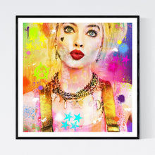 Harley Quinn - pop art kunstportræt, der viser hende med rød trutmund, guldsmykker og guldstropper i meget farveglade omgivelser med nærmest neonagtige nuancer - af billedkunstner og pop artist Helt Sort