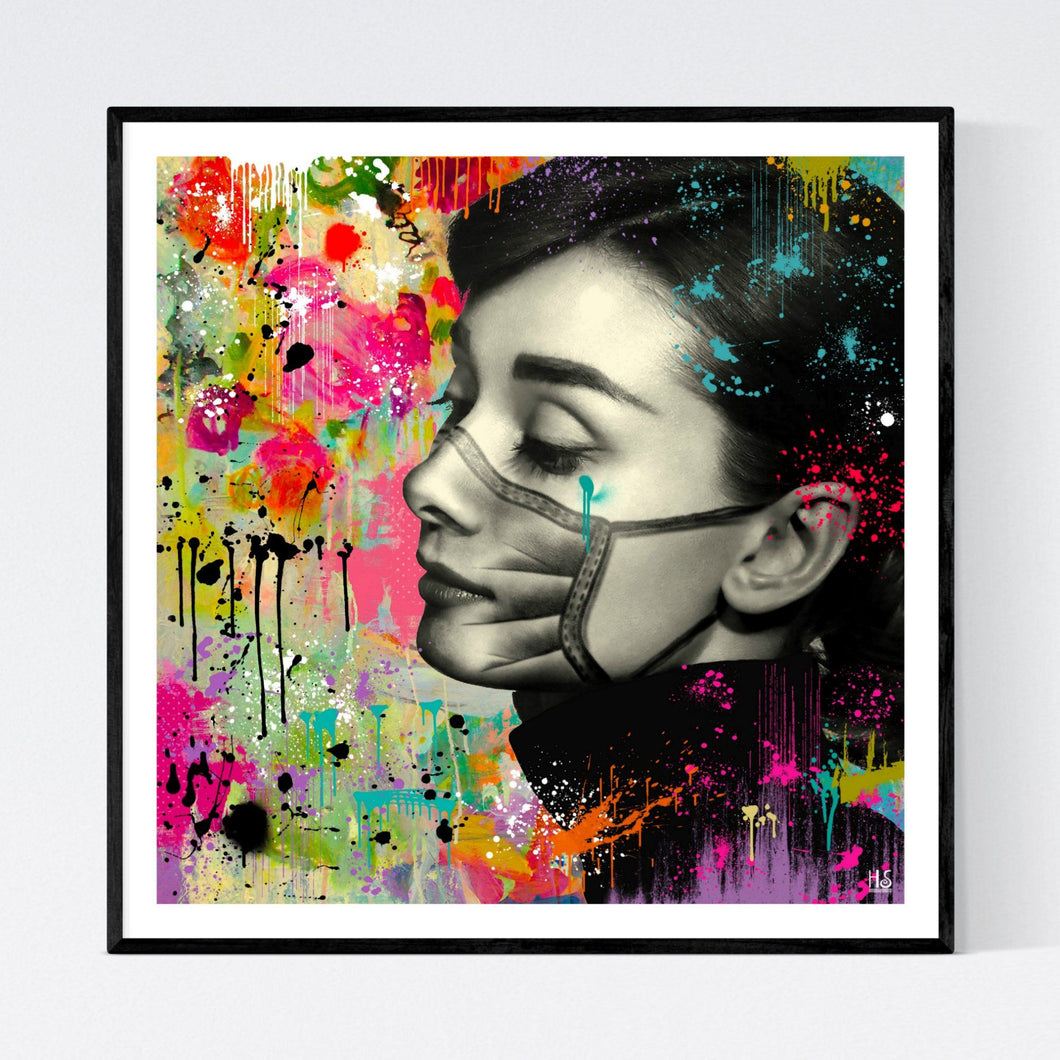 Hepburn - original pop art kunst, der viser et sort/hvid portræt af den ikoniske Audrey Hepburn med påmalet corona-make. Baggrunden er meget abstrakt med masser af farver og maling, der løber - af billedkunstner og pop artist Helt Sort