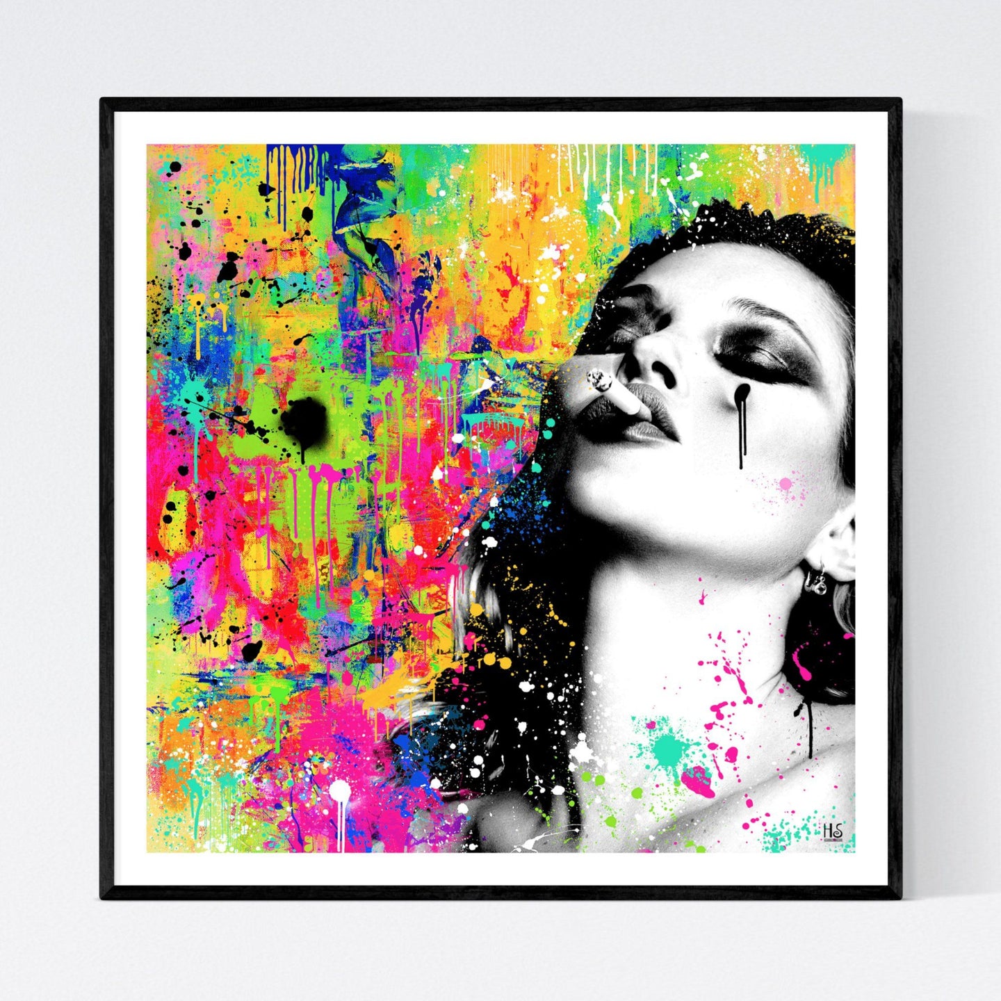 Smoking Kate - moderne pop art kunst, der viser et kontrastfyldt sort/hvidt poptræt af den engelske supermodel Kate Moss med lukkede øjne og en cigaret i munden. Baggrunden er abstrakt og meget kulørfyldt med masser af løbende maling, malerstænk og -klatter - af billedkunstner og pop artist Helt Sort