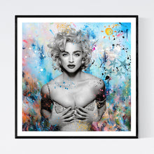 Madonna - moderne pop art kunst, der viser den ikoniiske sangerinde og popstjerne i nedringet diamant besat kjole, støttende sine bryster. Portrætet er i sort/hvidt bortset fra øjnene, der er blå. Baggrunden er nærmes abstrakt og action-præget med malerstænk og -klatter - af billedkunstner og pop artist Helt Sort