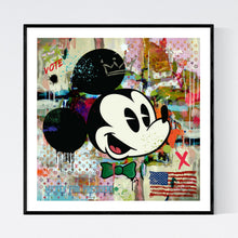 Mickey for President - sjov pop art kunst, der viser et portræt af Mickey Mouse på en kulør baggrund, der blandt andet omfatter Louis Vutton mønster, det armerikanske flag og en opfrordring til at stemme på ham som præsident - af billedkunstner og pop artist Helt Sort