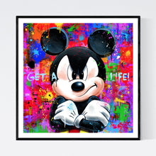 Get a Life! - iøjnefaldende og moderne pop art kunst, der viser en bestemt udseende Mickey Mouse med armene over kors. "Get a Life" står skrevet på billedet, hvis baggrund er meget abstrakt og kulørfyldt med masser af malerklatter og -stænk - af billedkunstner og pop artist Helt Sort