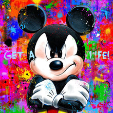 Get a Life! - iøjnefaldende og moderne pop art kunst, der viser en bestemt udseende Mickey Mouse med armene over kors. "Get a Life" står skrevet på billedet, hvis baggrund er meget abstrakt og kulørfyldt med masser af malerklatter og -stænk - fra online galleriet Helt Sort Galleri