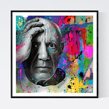 Pablo - moderne pop art kunst, der viser et sort/hvidt portræt af Pablo Picasso, kiggende på beskueren med en hånd på hovedet. Baggrunden er abstrakt og meget farverig, fyldt med malerstænk og -klatter - af pop artist og billedkunstner Helt Sort