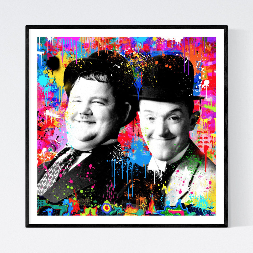 Stan and Ollie - moderne pop art kunst med et sort/hvid portræt af Gøg og Gokke på en meget abstrakt farvefyldt baggrund, hvor malingen løber på og bag portrættet - af pop artist og billedkunstner Helt Sort