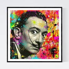 Salvador Dali - moderne pop art kunst, der viser et stort sort/hvid portræt af den surrealistiske maler. På dette og ikke mindst bagved, så er der farvefyldte abstrakte penselstrøg samt malerklatter og mange stærke farver - af billedkunstner og pop artist Helt Sort