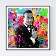 James Bond - original og iøjnefaldende pop art kunst, der viser et sort/hvidt portræt af den ikoniske filmstjerne Sean Connery iført smoking og holdende på sin pistol på en meget farvefyldt abstrakt baggrund med masser af malerklatter og -stænk - af billedkunstner og pop artist Helt Sort