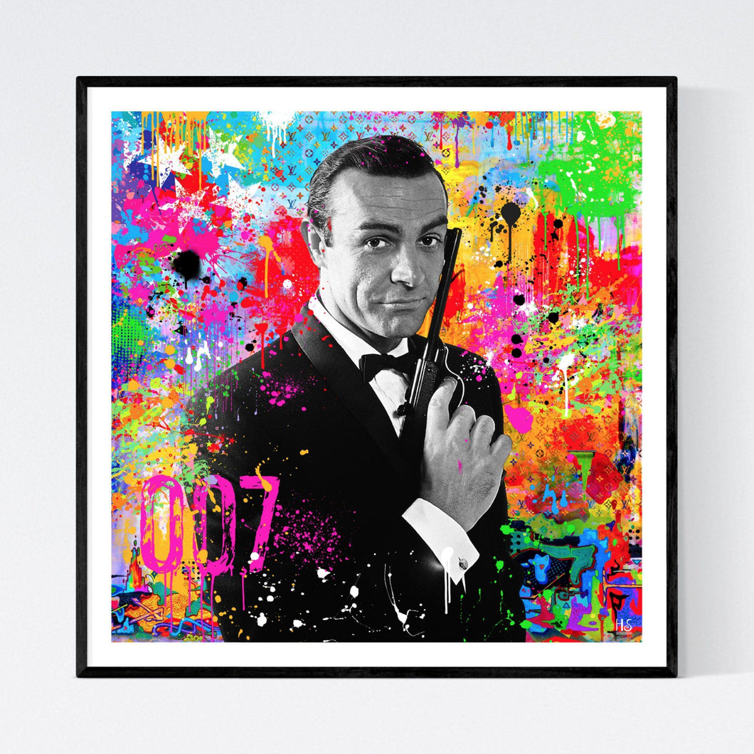 James Bond - original og iøjnefaldende pop art kunst, der viser et sort/hvidt portræt af den ikoniske filmstjerne Sean Connery iført smoking og holdende på sin pistol på en meget farvefyldt abstrakt baggrund med masser af malerklatter og -stænk - af billedkunstner og pop artist Helt Sort