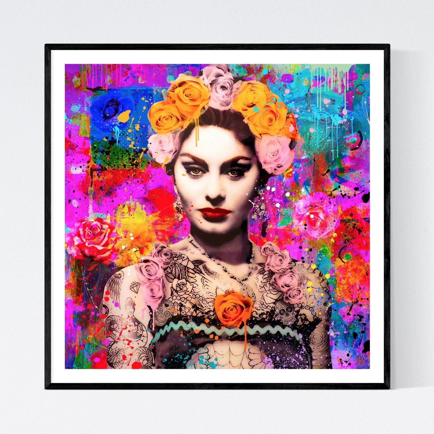 Sophia Loren - moderne original pop art kunst, der viser et portræt af Sophia Loren forklædt som Frida Kahlo. Hendes hår prydes med blomster og kroppen er tatoveret i meksikansk stil. Bagrunden er abstrat og meget kulørfyldt med masser af malerklatter og -stænk - af billedkunstner og pop artist Helt Sort