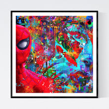 Hope of Glory - moderne pop art kunst, der viser et nærportræt af Spiderman på en meget street art inspireret abstrakt baggrund, hvor man blandt andet ser et kvindeansigt og hendes hånd, som tager sig til hovedet. Baggrunden er meget farvefyldt og med masser af malerstænk og -klatter - af billedkunstner og pop artist Helt Sort