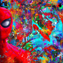 Hope of Glory - moderne pop art kunst, der viser et nærportræt af Spiderman på en meget street art inspireret abstrakt baggrund, hvor man blandt andet ser et kvindeansigt og hendes hånd, som tager sig til hovedet. Baggrunden er meget farvefyldt og med masser af malerstænk og -klatter - fra online galleriet Helt Sort Galleri