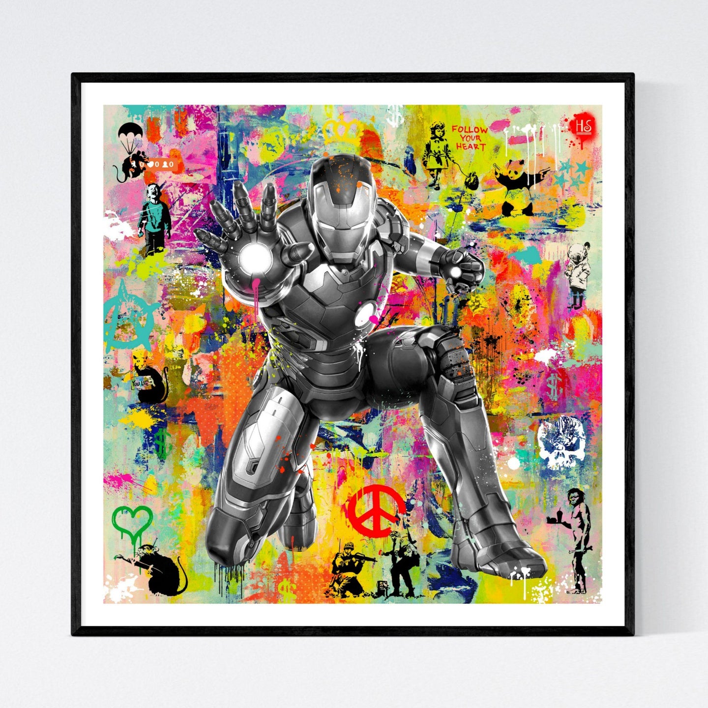Stand Out - iøjnefaldende pop art kunst, der viser Iron Man i sort/hvid på en meget kulørfyldt baggrund, der nærmest er abstrakt med et street art twist og blandt andet med graffiti af Banksy - af billedkunstner og pop artist Helt Sort