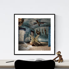 The Abandoned Room - original surrealistisk kunst, der viser et forladt rum i kraftigt forfald. Midt i rummet ligger en væltet lænestol op på den er der nålespiddet en kæmpe sommerfugl - af billedkunstner og surrealist Hugo Sax